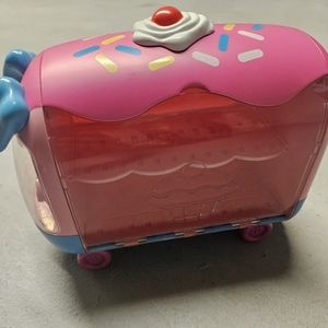 Shopkins Cutie Cars Play And Display Cupcake Van